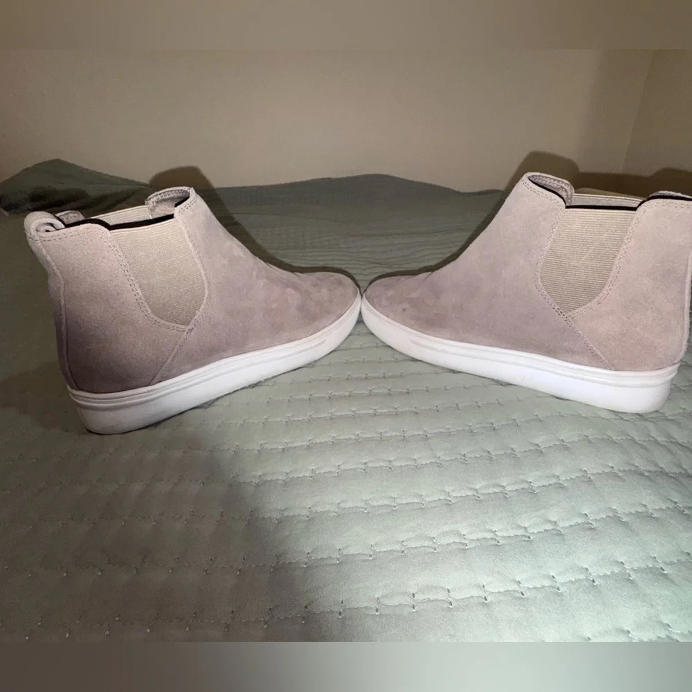 Blondo Stylish Tan Suede waterproof Ankle Boots. Size ladies 6. GUC